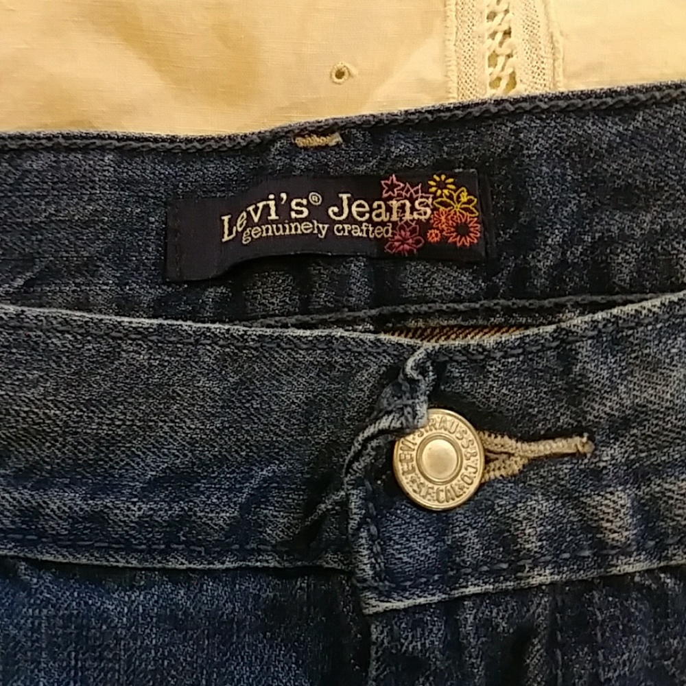 Sz 17 Junior's Levi's Distressed Denim Shorts - Picture 3 of 4